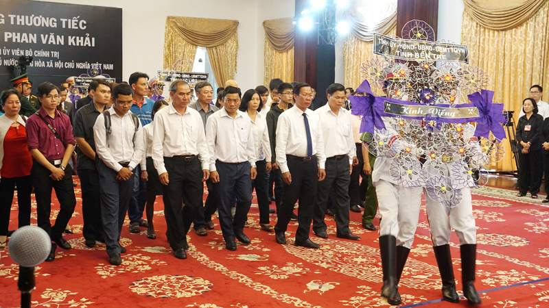 Đồng chí Phan Văn Mãi và các thành viên trong đoàn dâng hương, tràng hoa trước linh cửu nguyên Thủ tướng Phan Văn Khải. Ảnh: Q.Hùng