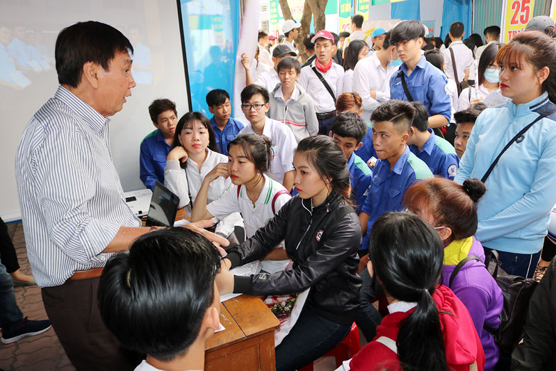 Nâng cao tay nghề, tác phong lao động hiện đại Đại diện công ty XKLĐ tại phiên giao dịch việc làm lần I-2018 tư vấn XKLĐ cho người lao động.