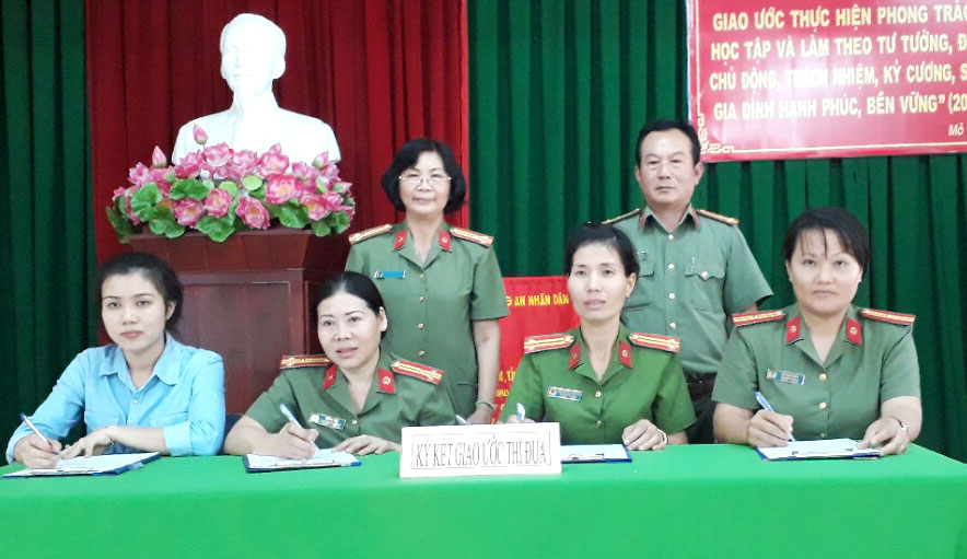 Cụm thi đua số 4 - Hội Phụ nữ Công an tỉnh: Ký kết giao ước thi đua giai đoạn 2017 - 2021 Các đơn vị ký kết giao ước thi đua.