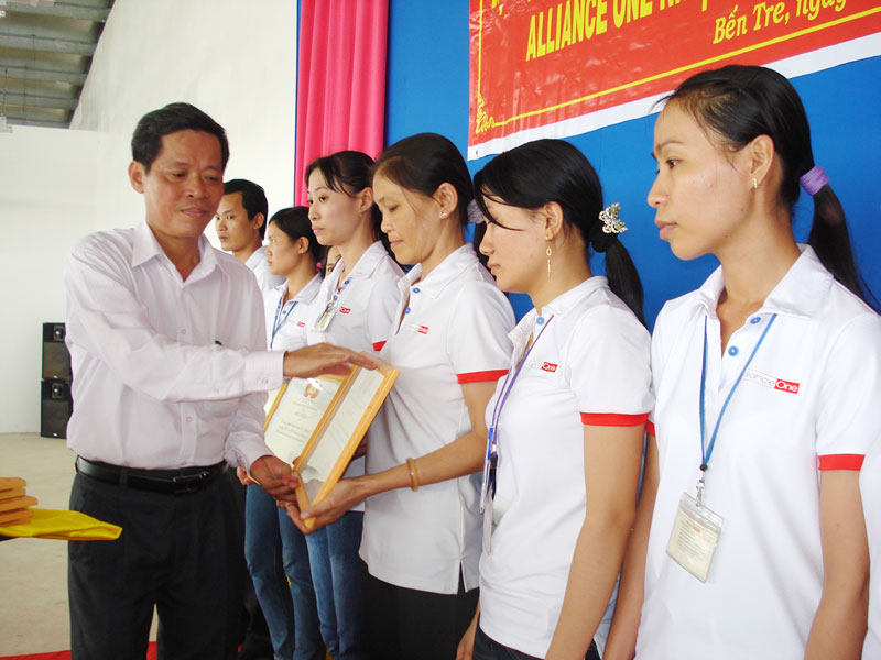 Tiêu biểu trong công tác thỏa ước lao động tập thể và đối thoại lần thứ I Chủ tịch Liên đoàn Lao động tỉnh Lê Văn Quyền trao giấy khen cho công đoàn viên Công đoàn cơ sở Công ty TNHH May mặc Alliance One.