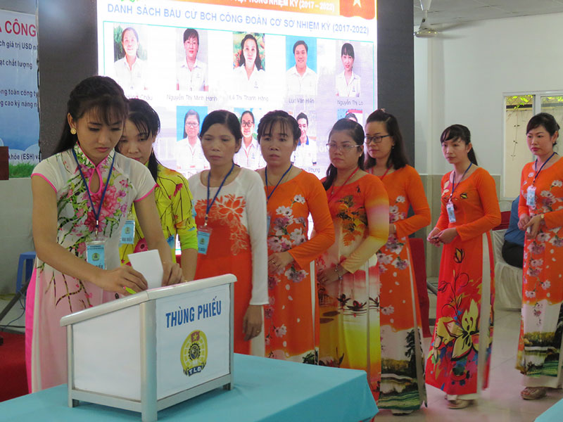Các cấp Công đoàn “tăng tốc”, thực hiện thắng lợi Nghị quyết Đại hội X Đoàn viên CĐCS Công ty TNHH May xuất khẩu Việt Hồng bỏ phiếu bầu BCH nhiệm kỳ 2018-2022. Ảnh: T. Quốc