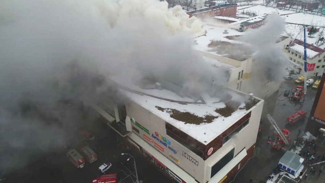 Hiện trường vụ cháy trung tâm thương mại 'Zimnyaya Vishnya' ở Kemerovo. Ảnh: Reuters