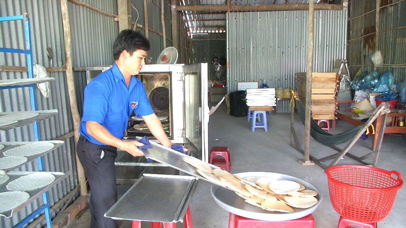 Những mô hình thanh niên khởi nghiệp hiệu quả Anh Huỳnh Văn Tính tại cơ sở làm bánh thứ hai của mình. Ảnh: Văn Minh