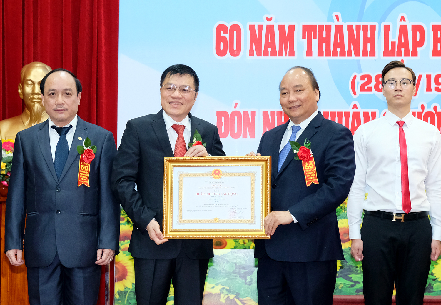Cần phải tiếp tục làm tốt hơn nhiệm vụ cải cách thủ tục hành chính trong khám chữa bệnh Thủ tướng Nguyễn Xuân Phúc trao Huân chương Lao động Hạng Nhất lần 2 cho Bệnh viện Hữu Nghị Việt - Xô. Ảnh Quang Hiếu