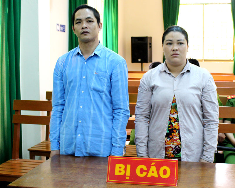 Mua bán ma túy, 2 bị cáo lãnh án 13 năm 6 tháng tù Bị cáo Nguyễn Vũ Lâm và bị cáo Nguyễn Thị Nhật Thủy tại phiên tòa hình sự sơ thẩm ngày 26-3-2018. Ảnh: H. Đức