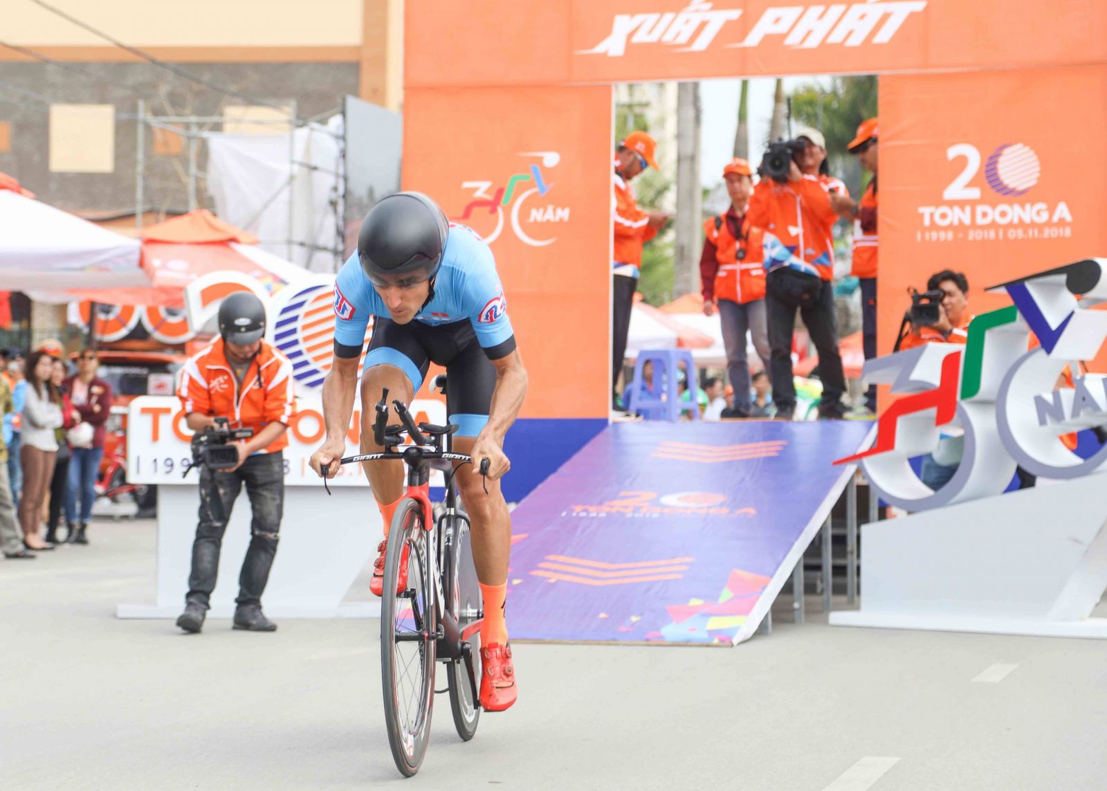 Đua xe đạp Cúp Truyền hình TP. Hồ Chí Minh 2018: Cựu tuyển thủ U-23 Pháp thắng chặng mở màn Tay đua người Pháp Loic Desriac thể hiện sức mạnh trên đường đua. Ảnh: M.Q
