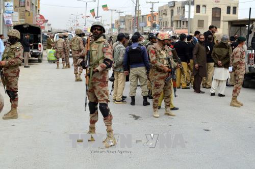 Lực lượng an ninh Pakistan điều tra tại hiện trường vụ tấn công ở Quetta ngày 28-2-2018. Ảnh: THX/TTXVN
