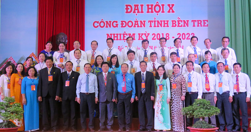 Công đoàn lấy chức năng đại diện, bảo vệ là hoạt động cốt lõi Lãnh đạo Tổng Liên đoàn Lao động Việt Nam và lãnh đạo Tỉnh ủy chụp hình lưu niệm với Ban Chấp hành Liên đoàn Lao động tỉnh, nhiệm kỳ 2018 - 2023. Ảnh: TQ