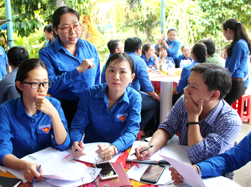 Các tổ thảo luận, bàn giải pháp đổi mới phương thức hoạt động của đoàn cơ sở. Ảnh: T. Lập