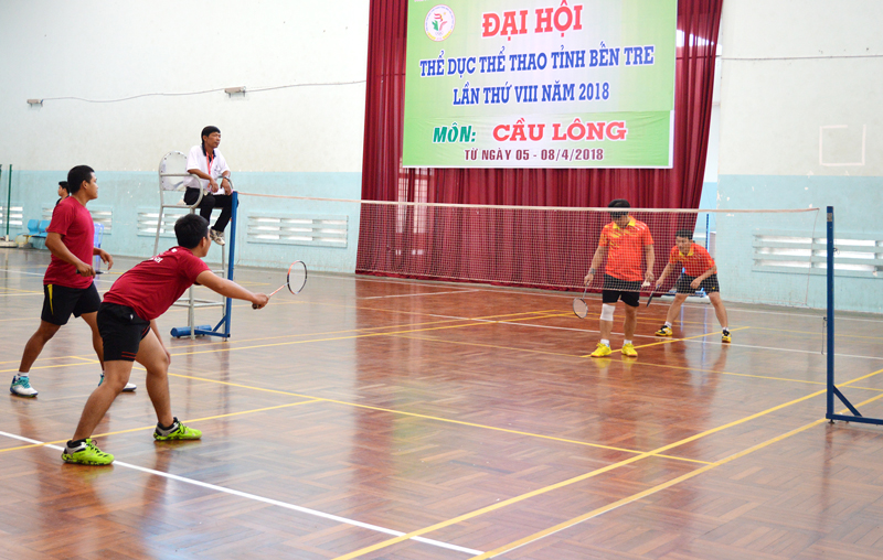 Đại hội TDTT tỉnh lần VIII: Khởi tranh môn cầu lông Một trận thi đấu nội dung đôi nam. Ảnh: A. Nguyệt