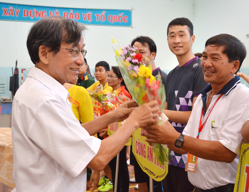Đại hội TDTT tỉnh lần VIII: Khởi tranh môn cầu lông Ông Trần Anh Tuấn tặng hoa cho các đoàn vận động viên. Ảnh: A. Nguyệt