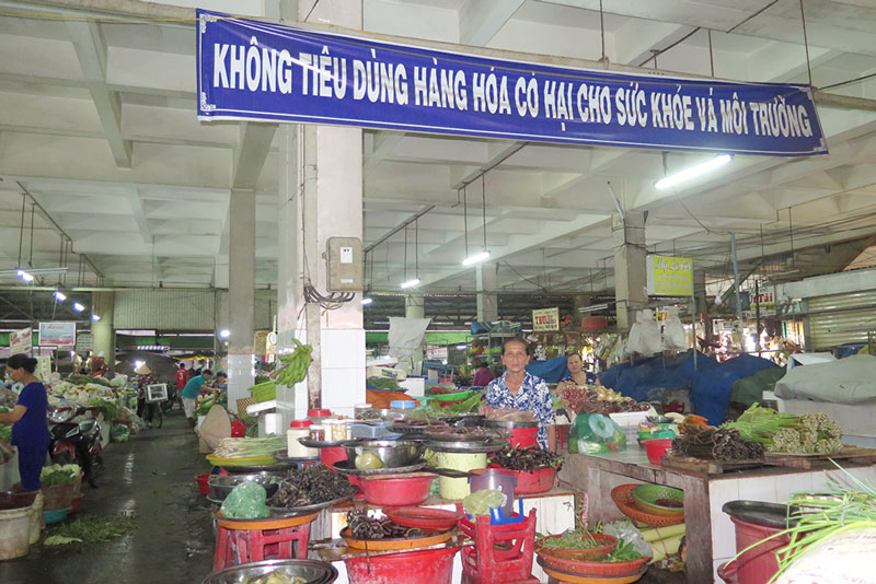 “Tăng cường trách nhiệm của người sản xuất, kinh doanh thực phẩm” Băng-rôn, khẩu hiệu hưởng ứng Tháng an toàn vệ sinh thực phẩm tại chợ Bến Tre, TP. Bến Tre. Ảnh: Thạch thảo
