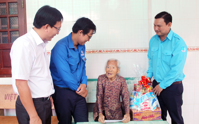 Thăm, tặng quà cho gia đình chính sách trên địa bàn xã An Thủy, huyện Ba Tri Ảnh: N.Huy