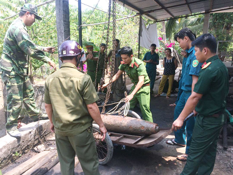 Công binh Bến Tre thu quả bom nặng hơn 200kg Lực lượng chức năng tổ chức thu gom quả bom. Ảnh: Đặng Thạch