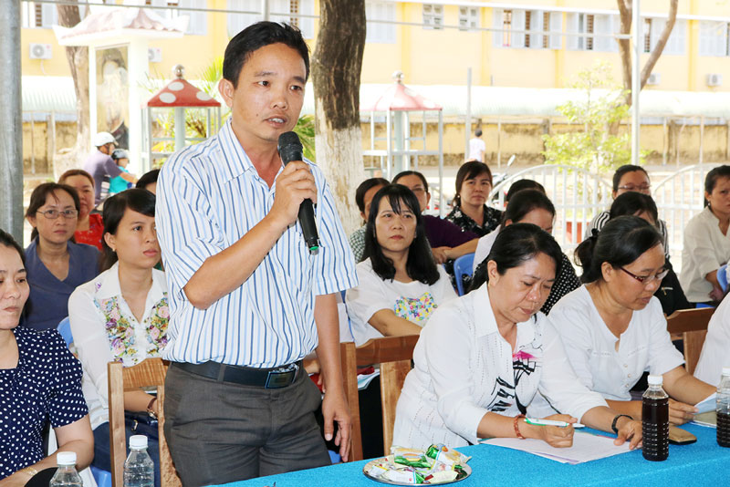 Cam kết không để xảy ra bạo lực học đường Giáo viên phát biểu ý kiến tại hội nghị. Ảnh: Phan Hân