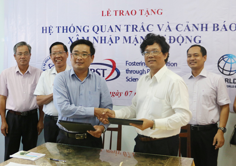 Viện Công nghệ Nano, Đại học Quốc gia TP. Hồ Chí Minh: Tặng hệ thống quan trắc và cảnh báo xâm nhập mặn tự động Phó bí thư Thường trực Tỉnh ủy Phan Văn Mãi (thứ ba, từ trái sang) chứng kiến lễ trao tặng hệ thống quan trắc và cảnh báo độ mặn tự động. Ảnh: Phúc Hậu