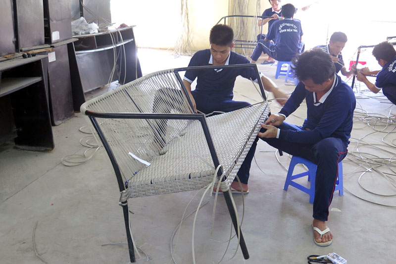 Hướng đến cơ sở cai nghiện ma túy đa chức năng Các học viên đan ghế bằng cọng nhựa.