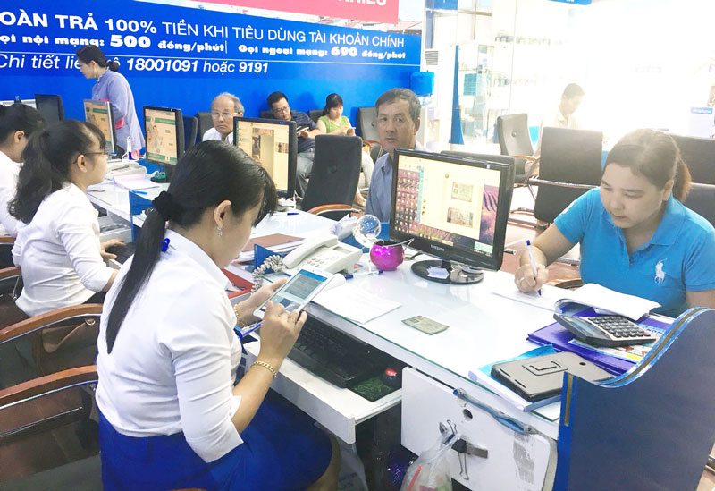 Viettel, VinaPhone tại Bến Tre: Khuyến nghị khách hàng sớm đăng ký thông tin đúng theo quy định Khách hàng đến đăng ký thông tin tại điểm giao dịch VinaPhone Bến Tre. Ảnh: Trần Quốc