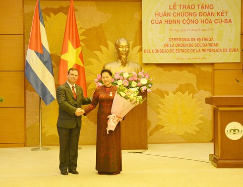 Chủ tịch Quốc hội nhận Huân chương Đoàn kết của Hội đồng Nhà nước Cuba Chủ tịch Quốc hội Nguyễn Thị Kim Ngân nhận Huân chương Đoàn kết của Hội đồng Nhà nước Cuba.