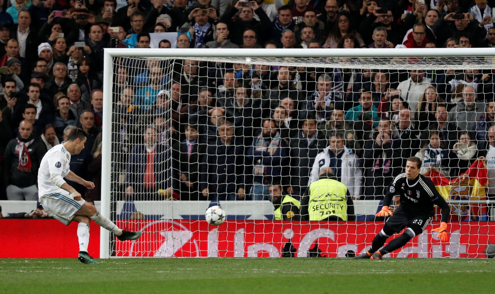 Pha sút penalty quyết định của Ronaldo. Ảnh: Reuters