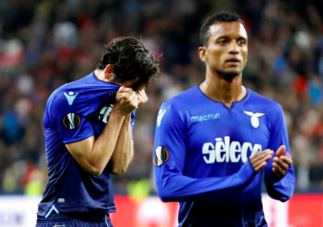 Sự thất vọng của các cầu thủ Lazio sau khi bị loại khỏi Europa League. Ảnh: Reuters