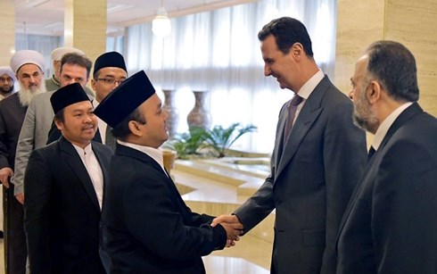 Bức ảnh mới về Tổng thống Syria Bashar al-Assad hôm 11-4, khi ông tiếp đoàn giáo sĩ Hồi giáo tại Damascus. Ảnh: SANA/AP