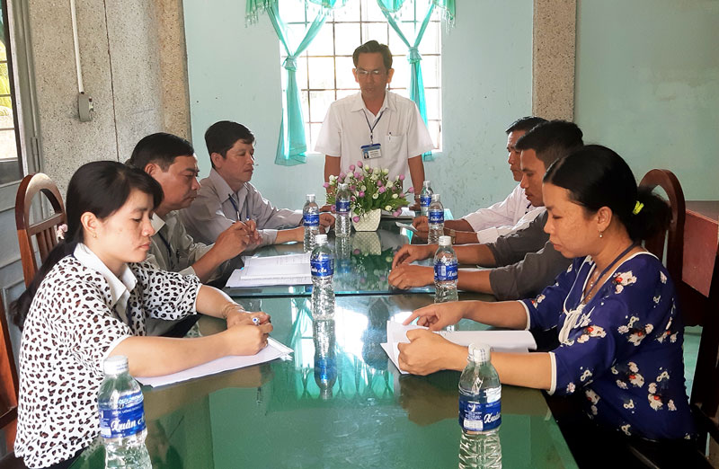 Mỏ Cày Nam: Duy trì mô hình bí thư đồng thời là chủ tịch UBND xã Ông Trần Văn Hải - Bí thư Đảng ủy xã Thành Thới A triển khai kế hoạch đại hội chi bộ trực thuộc cơ sở.