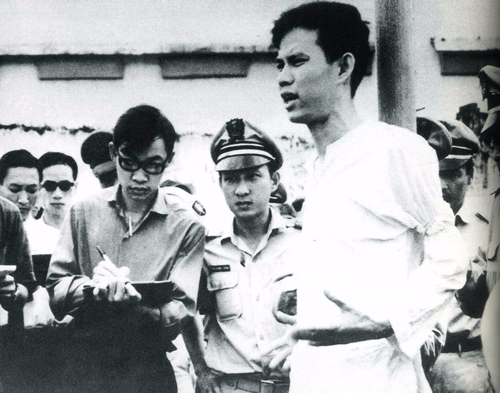 Hài cốt Nguyễn Văn Trỗi được an táng tại Nghĩa trang liệt sĩ TP. Hồ Chí Minh Nguyễn Văn Trỗi trong giờ phút ở pháp trường. Ảnh: Thành Đoàn TP. Hồ Chí Minh.