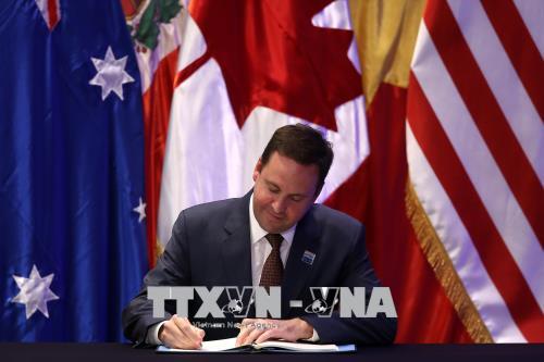 Bộ trưởng Thương mại Australia Steven Ciobo ký Hiệp định CPTPP tại hội nghị ở Santiago (Chile) sáng 9-3-2018. Ảnh: AFP/TTXVN