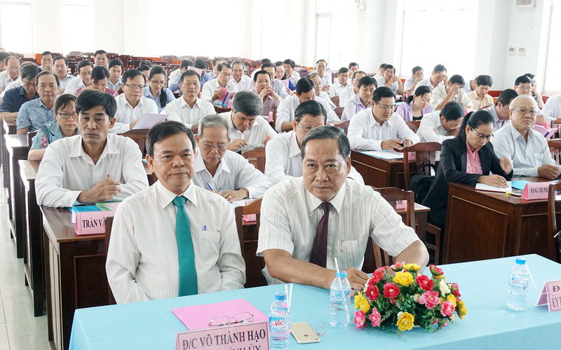 Khai giảng lớp bồi dưỡng cập nhật kiến thức cho đội ngũ cán bộ lãnh đạo, quản lý tỉnh Bí thư Tỉnh ủy Võ Thành Hạo và Phó chủ tịch UBND tỉnh Nguyễn Hữu Phước cùng các học viên tại buổi lễ khai giảng. Ảnh: Q.Hùng