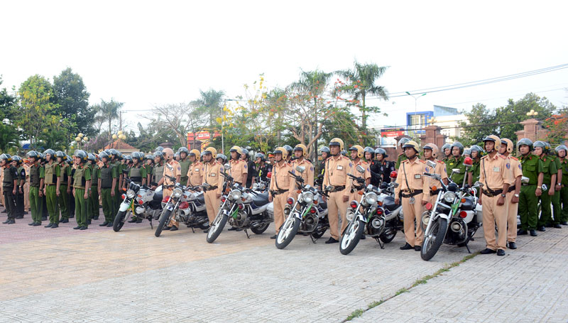 Ra quân cao điểm đảm bảo an toàn giao thông - trật tự xã hội dịp lễ 30-4 và 1-5 Lực lượng CSGT và các đơn vị nghiệp vụ. Ảnh: Quang Duy