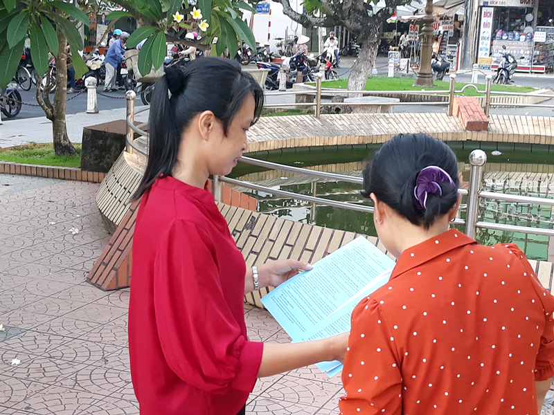 Cẩn trọng trước “thủ đoạn mới” của tín dụng đen Khách hàng cần thận trọng và xem kỹ các điều khoản trong hợp đồng khi vay vốn bên ngoài. Ảnh: Cẩm Trúc