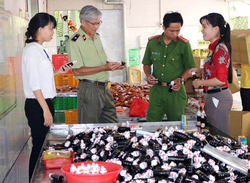 Đoàn Thanh tra liên ngành ATTP kiểm tra một cơ sở sản xuất phụ gia tại Phường 8, TP. Bến Tre. Ảnh: Phan Hân
