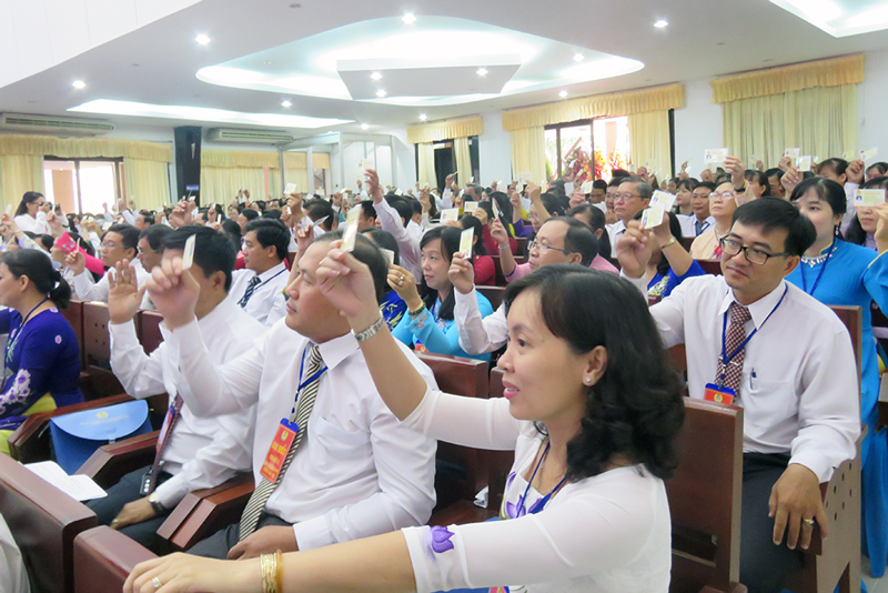 Công đoàn tích cực đưa nghị quyết vào cuộc sống Đại biểu biểu quyết thông qua các vấn đề quan trọng trong Nghị quyết Đại hội. Ảnh: Tr.Quốc