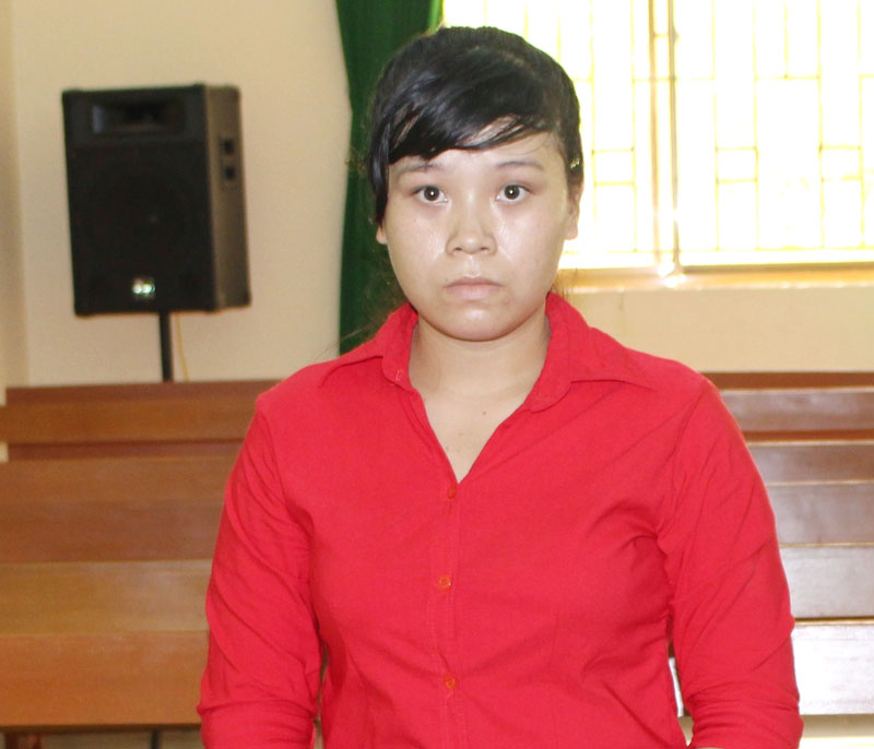 Vờ ngủ say trộm điện thoại bạn, bị phạt 6 tháng tù Bị cáo Đoàn Thị Cẩm Bích tại phiên xét xử hình sự sơ thẩm ngày 18-4-2018. Ảnh: H. Đức