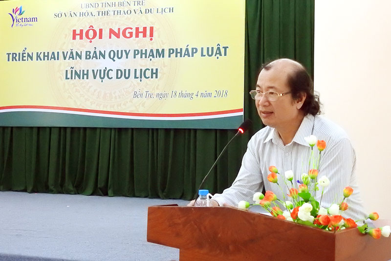 Phó giám đốc Sở Văn hóa, Thể thao và Du lịch Trần Duy Phương triển khai các văn bản liên quan đến du lịch.