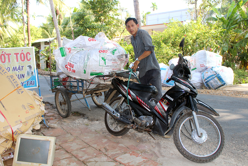 Quốc Em với công việc thu mua ve chai.