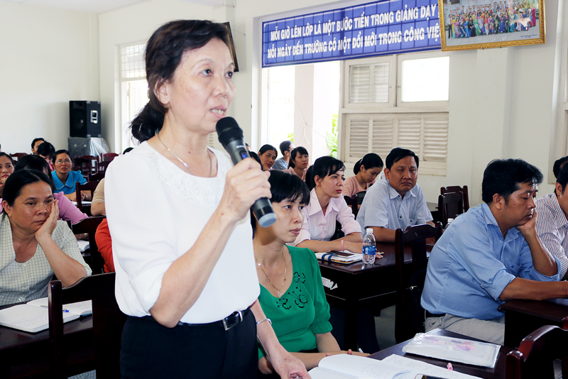 382 cán bộ, giáo viên tiểu học tập huấn nâng cao năng lực trong giảng dạy Giáo viên phát biểu tại cuộc họp đánh giá tình hình dạy học tiếng Anh. Ảnh: Phan Hân