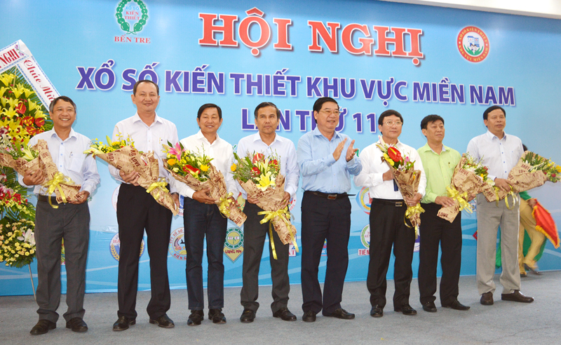 Xổ số kiến thiết khu vực miền Nam: Nộp ngân sách hơn 10 ngàn tỷ đồng Ông Nguyễn Khắc Vũ - Chủ tịch kiêm Giám đốc Công ty TNHH MTV XSKT Bến Tre (giữa) tặng hoa cho Ban Thường trực nhiệm kỳ mới. Ảnh: A. Nguyệt