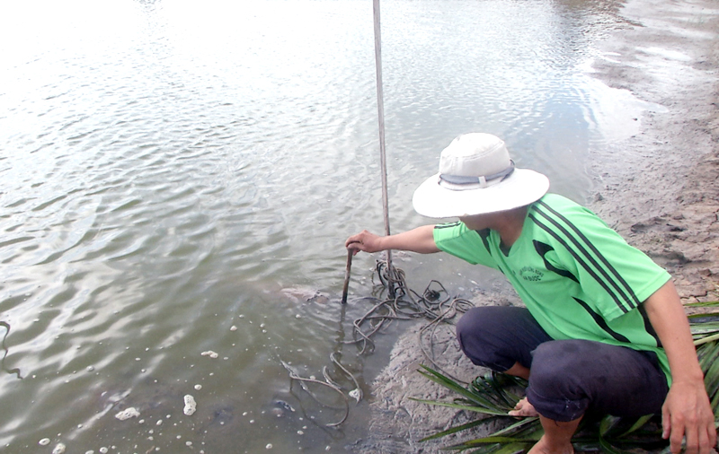 Thạnh Phú chậm xử lý quả bom được phát hiện Ông Ly phát hiện quả bom cách nay đã gần một tháng. Ảnh: Quốc Vinh
