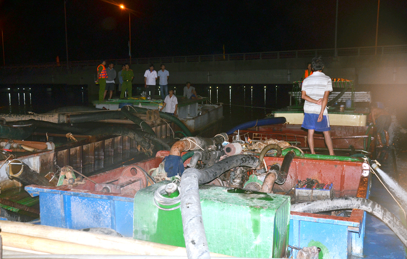 Bắt 4 phương tiện khai thác cát trái phép Lực lượng chức năng lập biên bản các trường hợp khai thác cát trái phép.