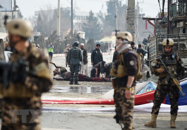 Afghanistan xác nhận 9 nhà báo thiệt mạng trong 2 vụ đánh bom ở Kabul Lực lượng an ninh Afghanistan gác tại hiện trường một vụ đánh bom ở Kabul ngày 2-3-2018 vừa qua. (Ảnh: AFP/TTXVN)
