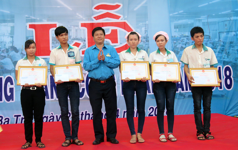 “Tháng công nhân”: Cao điểm chăm lo lợi ích cho người lao động Chủ tịch LĐLĐ tỉnh Phan Song Toàn trao bằng khen của UBND tỉnh cho CNLĐ xuất sắc tiêu biểu.