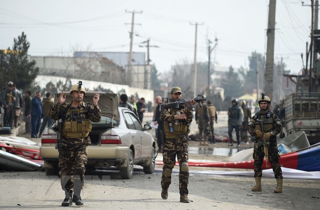 Lực lượng an ninh Afghanistan tại hiện trường một vụ đánh bom liều chết ở Kabul. (Nguồn: AFP/TTXVN)