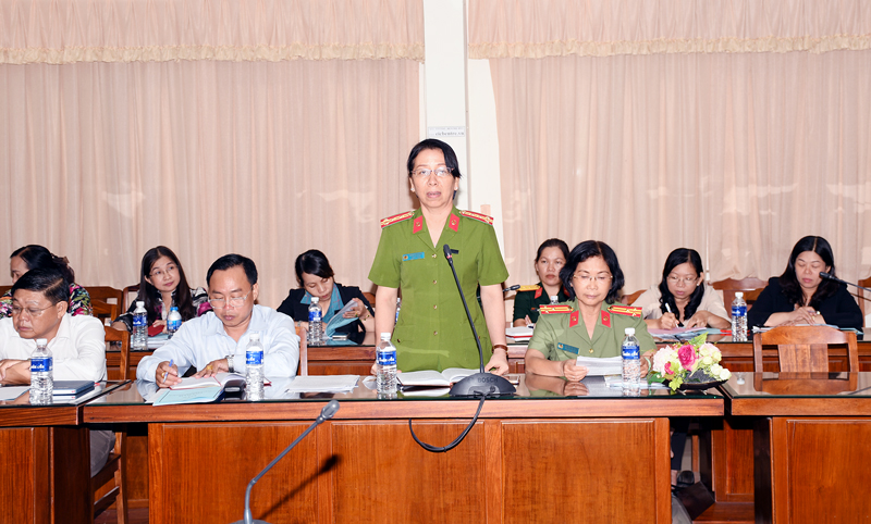 Hạn chế tình trạng vỡ hụi có lời ngày càng tăng Đại tá Trần Thị Bé Nhân - Phó giám đốc Công an tỉnh phát biểu tại buổi tọa đàm. Ảnh: T. Huyền