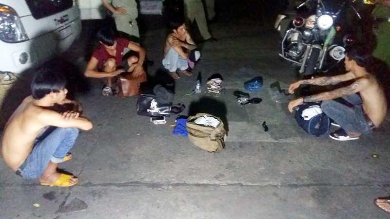 Bắt 4 đối tượng tàng trữ trái phép chất nổ Các đối tượng và tang vật. Ảnh: Tiểu Bảo