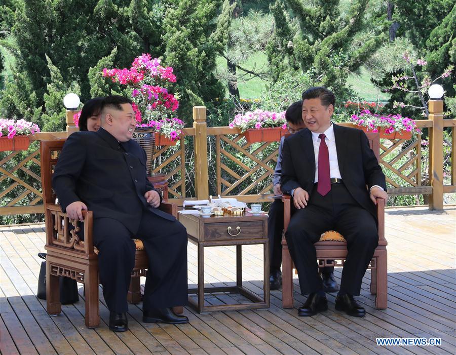 Chủ tịch Trung Quốc Tập Cận Bình (phải) hội đàm với nhà lãnh đạo Triều Tiên Kim Jong-un ngày 8-5-2018 tại Đại Liên. Ảnh: Tân Hoa Xã