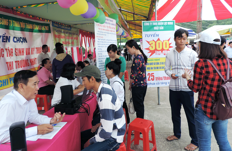 Người lao động tham gia tư vấn xuất khẩu lao động tại hội chợ việc làm do Trung tâm Dịch vụ việc làm tổ chức.