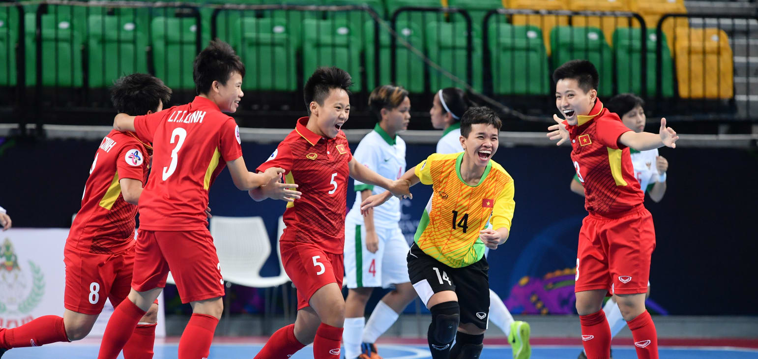 Một pha bóng trong trận futsal nữ VN thắng Indonesia 2-1. Ảnh: AFC