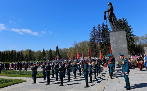 Đặt hoa ở tượng đài "Mẹ -Tổ quốc". Ảnh: Hội người Việt tại Saint Peterburg